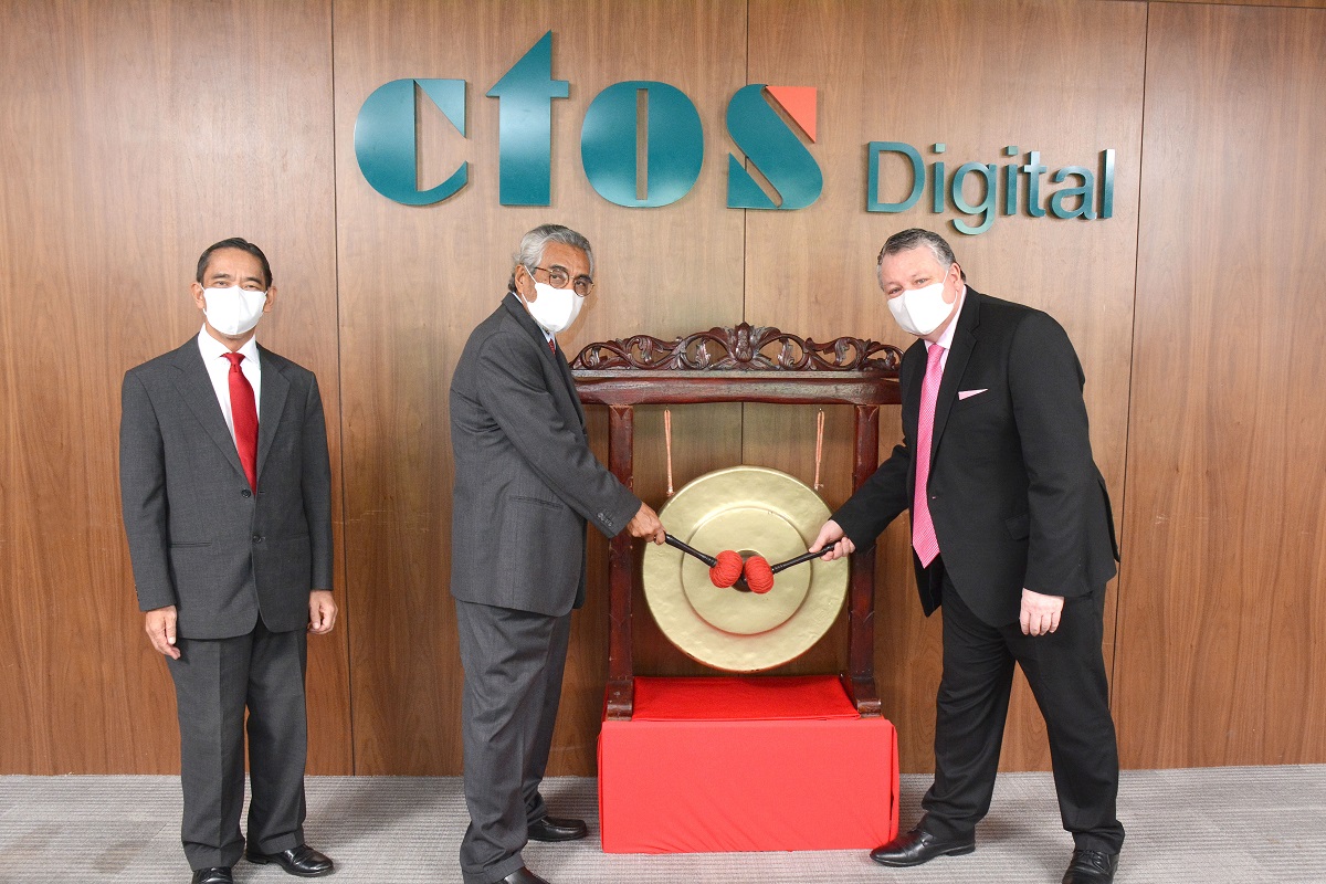 (From left) CTOS Digital Bhd independent non-executive director Datuk Azizan Haji Abdul Rahman, independent non-executive chairman Tan Sri Izzuddin Dali and group chief executive officer (CEO) Dennis Martin at the listing ceremony today.